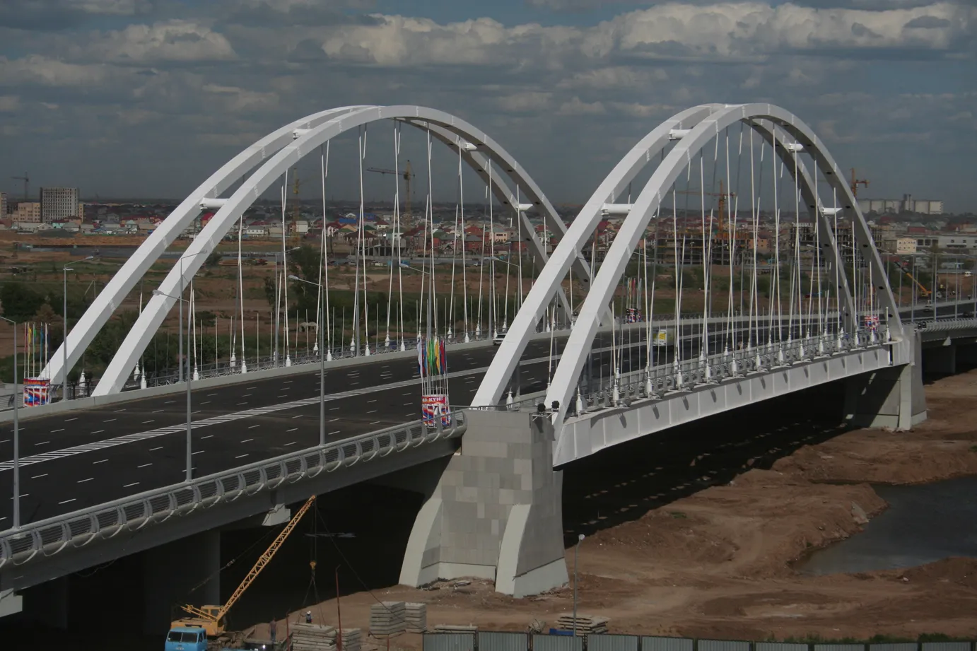 Astana Ishim Nehri Köprüsü ve Yaklaşım Viyadükleri